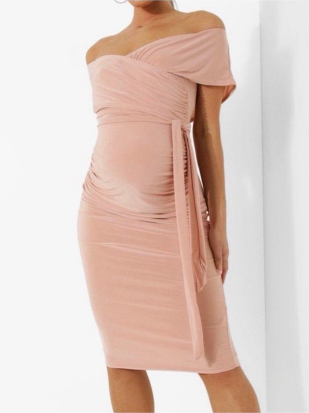 Boohoo maternity Ruched Midi Dress in Blush